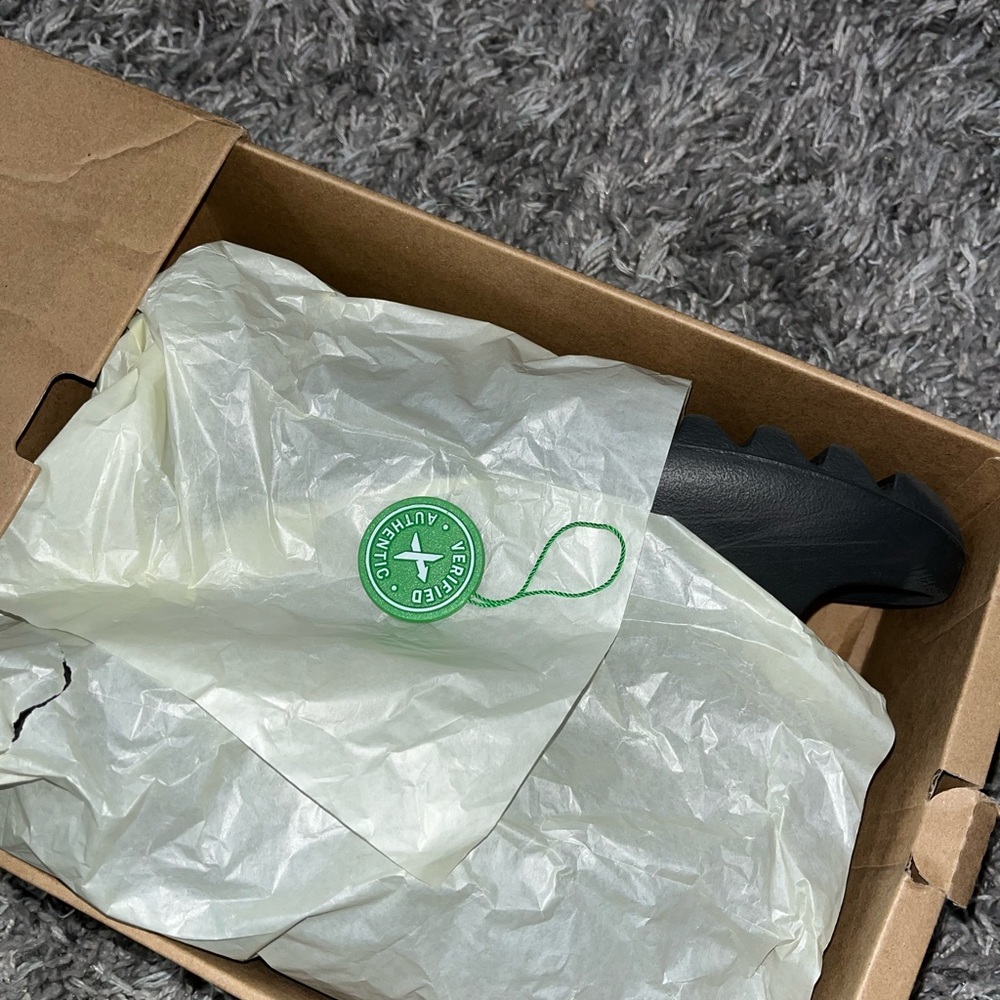 Yeezy slide onyx size 10 - Picture 9 of 13